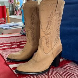New tan, never-worn Idyllwind cowboy boots, size 6.5